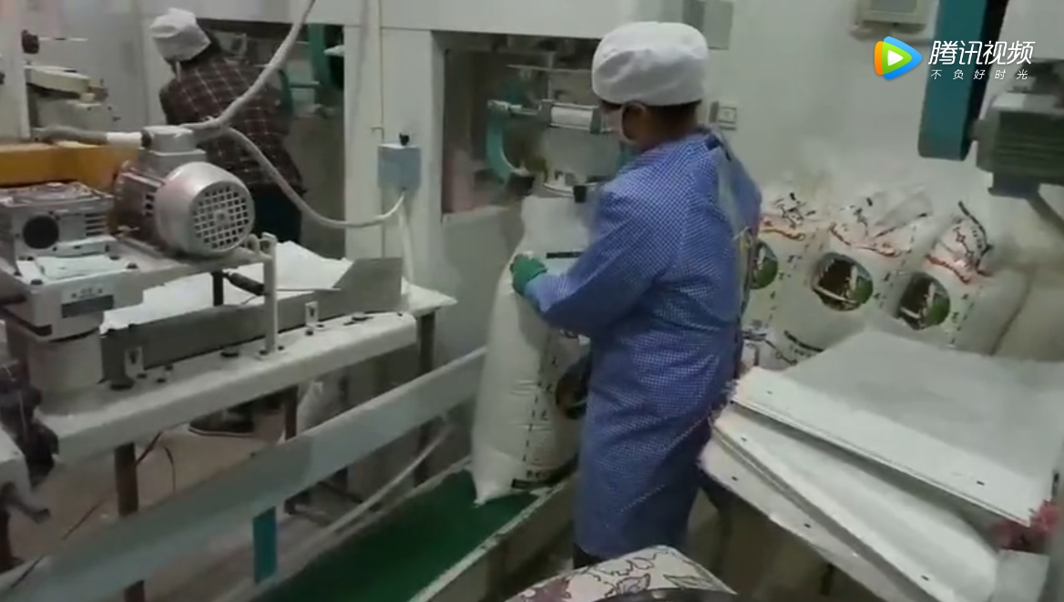面粉包裝機(jī)調(diào)試成功，客戶使用中