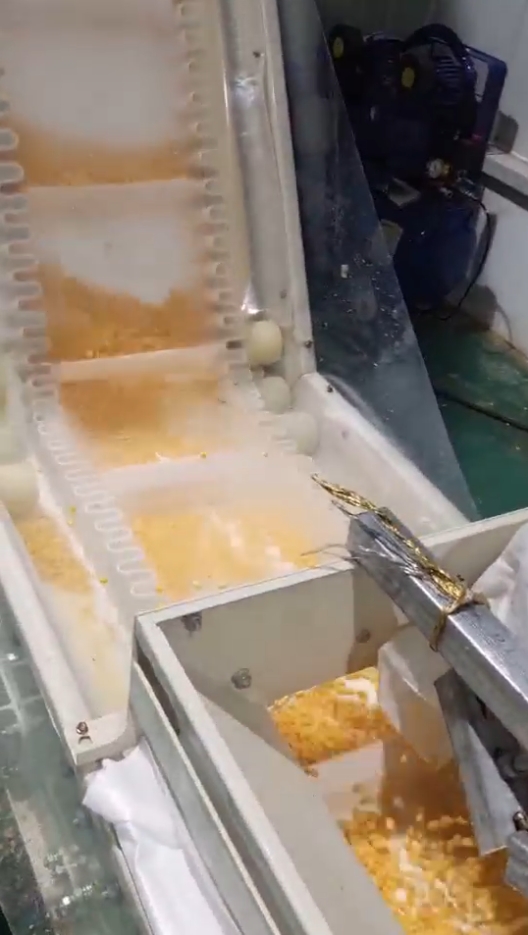單人操作電動雙斗自流包裝機(jī)      大傾角皮帶機(jī)